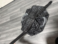 Geantă Louis Vuitton neagră Monogram – geantă de voiaj cu bretea